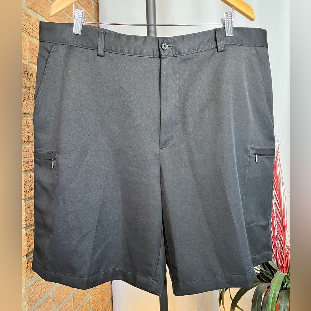 IZOD Golf black cargo shorts - men’s 40